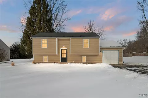 6208 Palisades Dr, Cicero, NY 13039