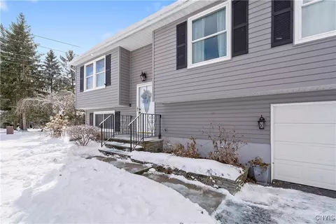 4948 Windgate Rd, Liverpool, NY 13088 photo 3
