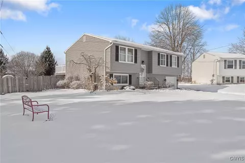 4948 Windgate Rd, Liverpool, NY 13088 photo 2