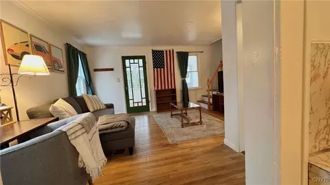Entry Way - 916 E Brighton Ave, Syracuse, NY 13205 photo 2 of 5