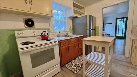 Kitchen - 916 E Brighton Ave, Syracuse, NY 13205 photo 3 of 7