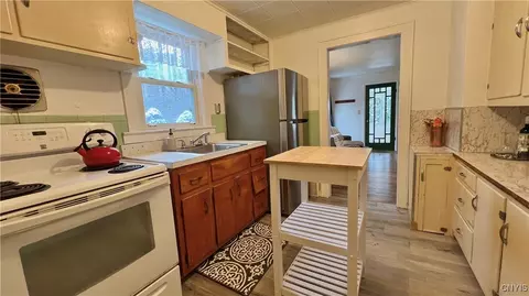 Kitchen - 916 E Brighton Ave, Syracuse, NY 13205 photo 4 of 7