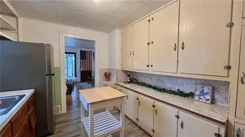 Entry Way - 916 E Brighton Ave, Syracuse, NY 13205 photo 4 of 5