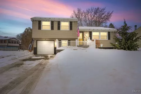 8273 Swallow Path, Liverpool, NY 13090