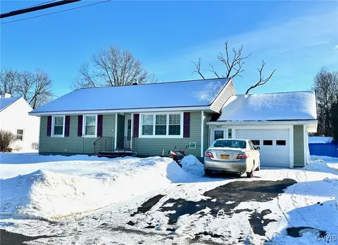 13 West Dr, New York Mills, NY 13417