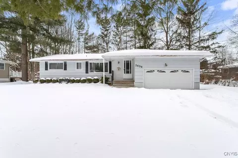 7439 Rosewood Cir, Syracuse, NY 13212