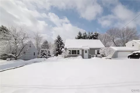 108 Bramley Dr, Camillus, NY 13031