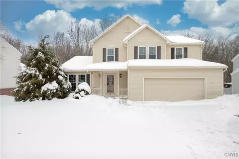 81 Chaucer Cir, Lysander, NY 13027