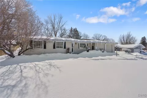 103 Farmington Dr, Camillus, NY 13031