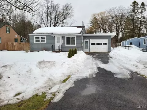 5845 Reis Dr, Cicero, NY 13039