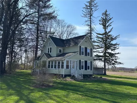 13 Godfrey Rd, Schroeppel, NY 13132