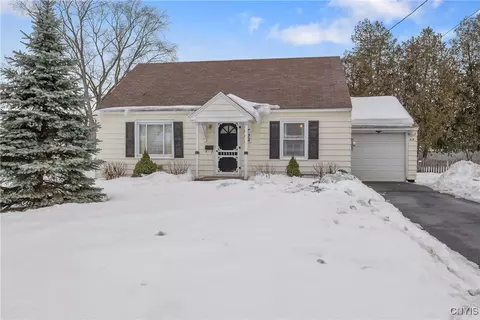 207 Hyland Dr, Salina, NY 13212
