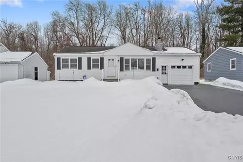 114 Oakley Dr, North Syracuse, NY 13212