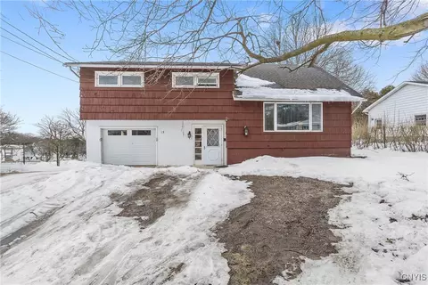 13 Baylis St, Oswego, NY 13126