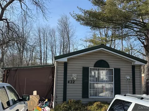 422 Donegal Dr, Utica, NY 13502