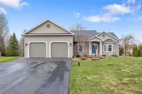 8329 Eva Cir, Cicero, NY 13039