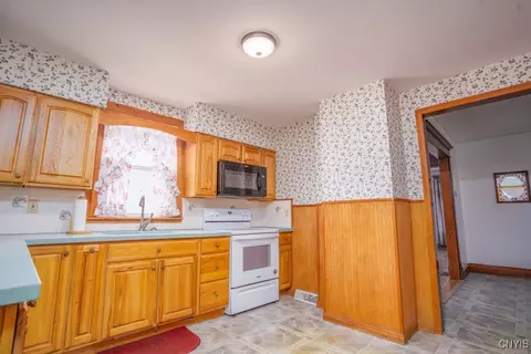 Entry Way - 310 E German St, Herkimer, NY 13350 photo 1 of 1