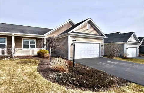 3779 Neptune Ln, Syracuse, NY 13209