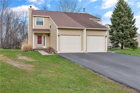 7457 Coachlight Ln, Liverpool, NY 13088