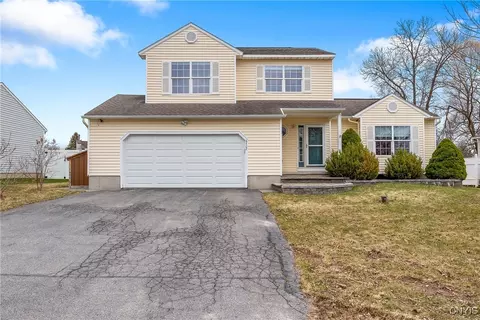 8402 Sutcliffe Dr, Liverpool, NY 13090