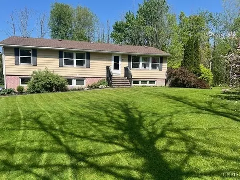522 Kingdom Rd, Volney, NY 13126
