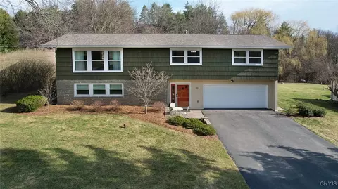110 Rosewell Mdw, Syracuse, NY 13214