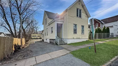 1103 Oak St, Utica, NY 13502