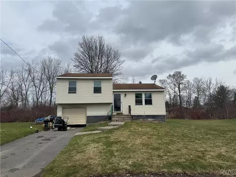 8261 Elaine Cir, Liverpool, NY 13090