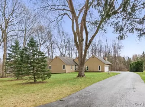 3733 Dutchman Dr, Lysander, NY 13027