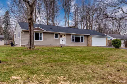 15 Memory Ln, Syracuse, NY 13212