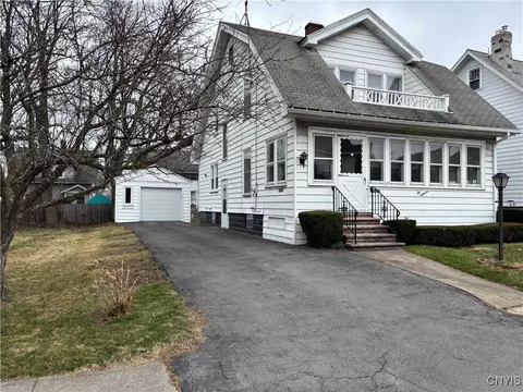 218 Malverne Dr, Syracuse, NY 13208