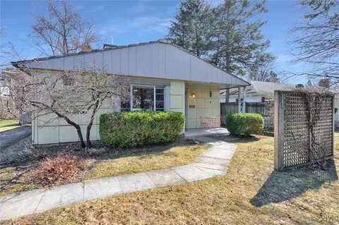 121 Manor Dr, Syracuse, NY 13214