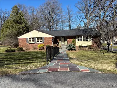 300 Scarboro Dr, Geddes, NY 13209