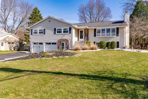 4596 Brookhill Dr N, Manlius, NY 13104