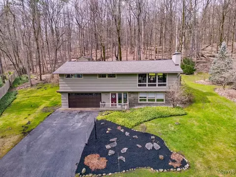 4246 Wolf Hollow Rd, Onondaga, NY 13219