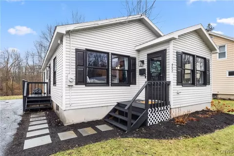 452 East Ave, Minoa, NY 13116