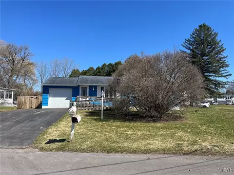 8258 Bunny Ln, Liverpool, NY 13090