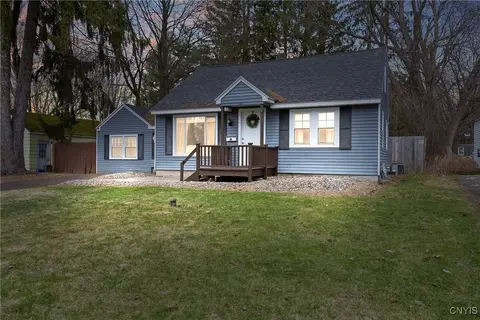 36 Pine Ridge Cir, Syracuse, NY 13212