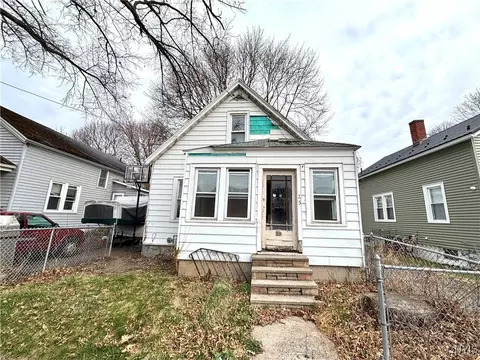 25 Lafayette Pl, Auburn, NY 13021