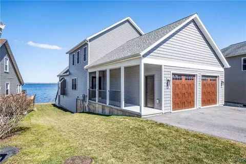 7273 Lakeshore Rd, Cicero, NY 13039