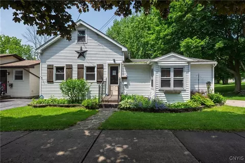 60 Hart St, Oswego, NY 13126