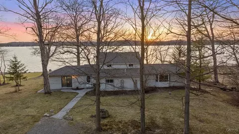 7277 Farnham Rd, Lysander, NY 13112
