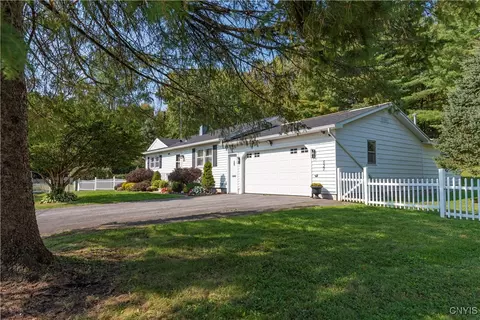 527 Dexter Dr, Utica, NY 13502