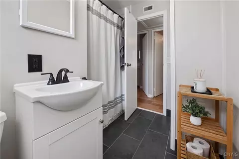 Bath - 12 Drovers Ln, Syracuse, NY 13214 photo 2 of 3
