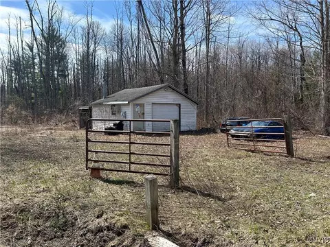 1928 Church Rd, Lysander, NY 13027
