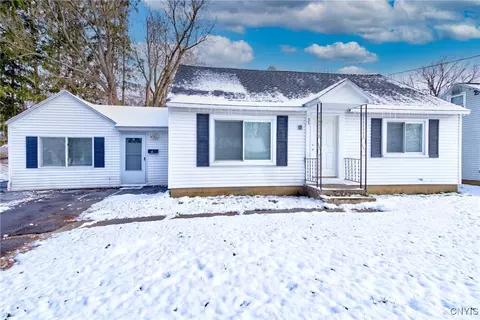 35 Pine Ridge Cir, Syracuse, NY 13212