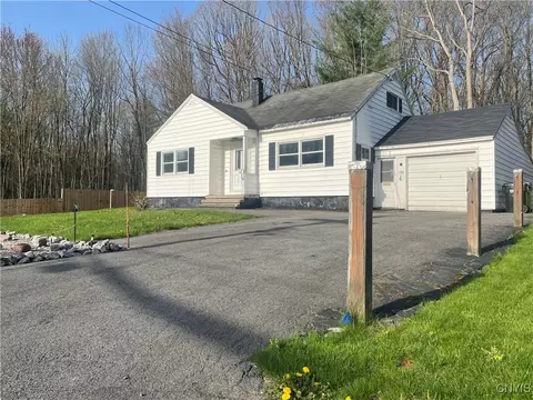 106 Keith Dr, Syracuse, NY 13212