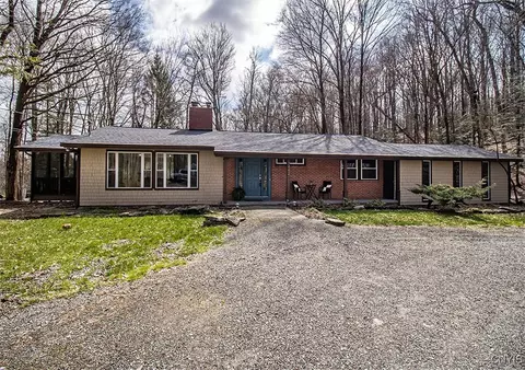 7442 Silverwood Dr, Manlius, NY 13104