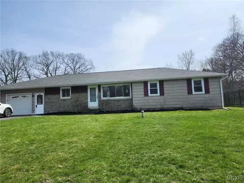 24 Memory Ln, Syracuse, NY 13212