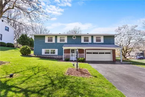 400 Oakridge Dr, Camillus, NY 13031